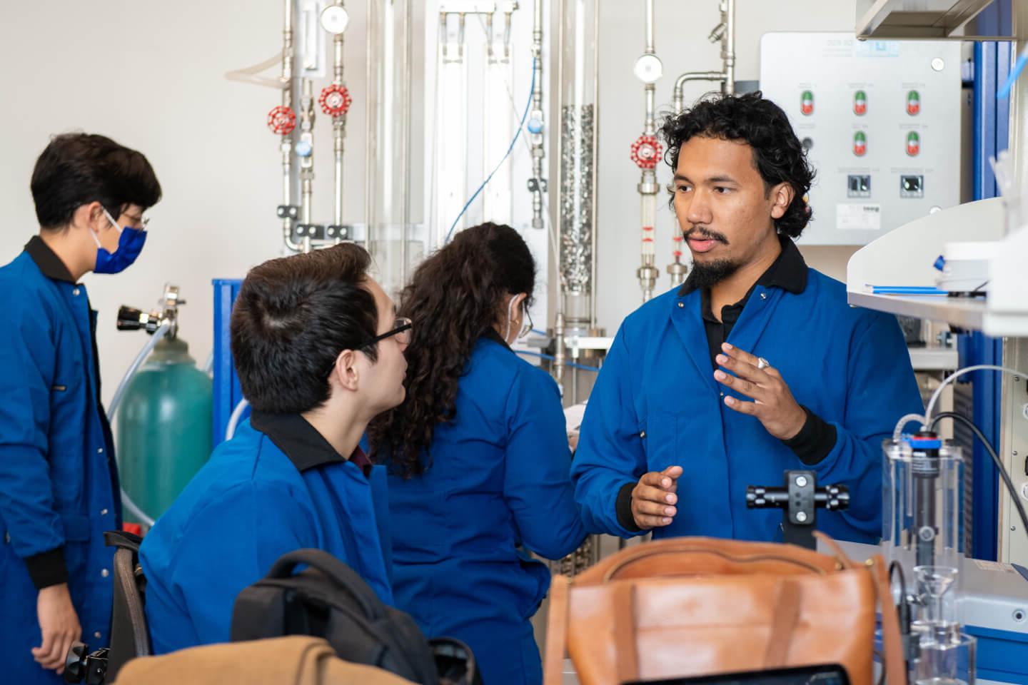 实验室里的学生和教授穿着蓝色外套